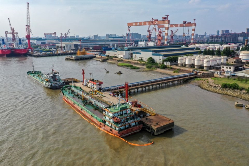 Giá xăng dầu hôm nay 17-6: “Vàng đen” leo dốc