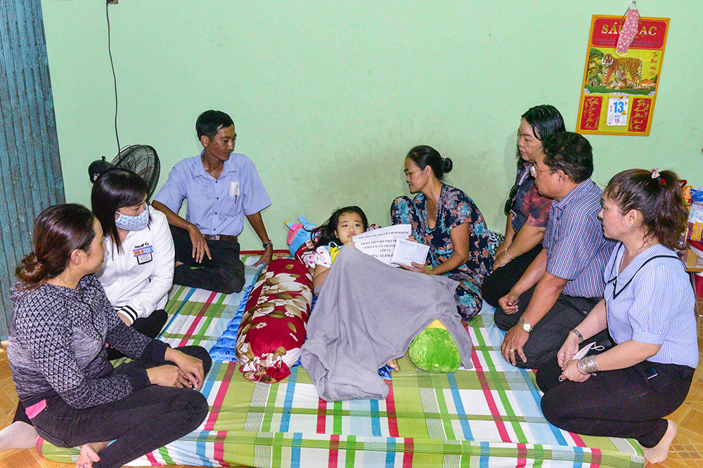 Hoàn cảnh đáng thương của cô bé lớp 2 bị ung thư xương