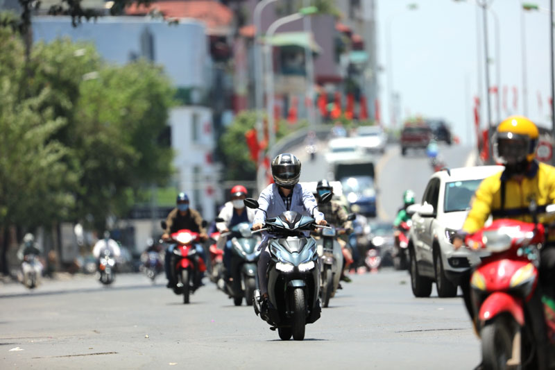 Nắng nóng gay gắt ở Bắc Bộ, Trung Bộ, có nơi hơn 39 độ C