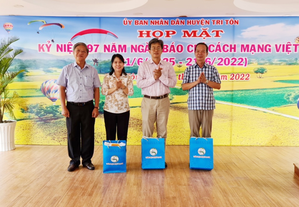 Báo chí góp phần kết nối sự phát triển của huyện Tri Tôn