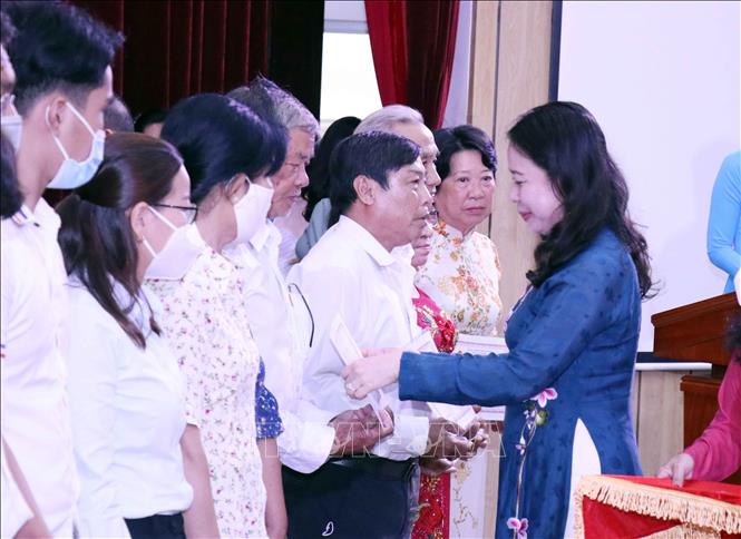 Phó Chủ tịch nước dự lễ trao học bổng 'Học không bao giờ cùng'