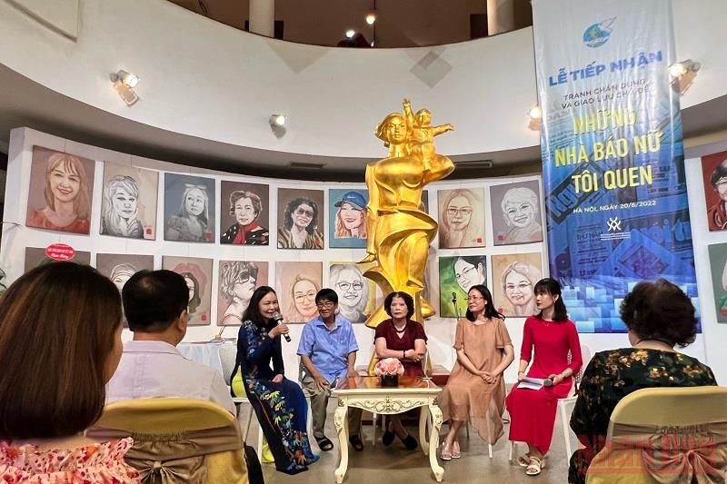 Bảo tàng Phụ nữ Việt Nam tiếp nhận bộ tranh chân dung nhà báo nữ