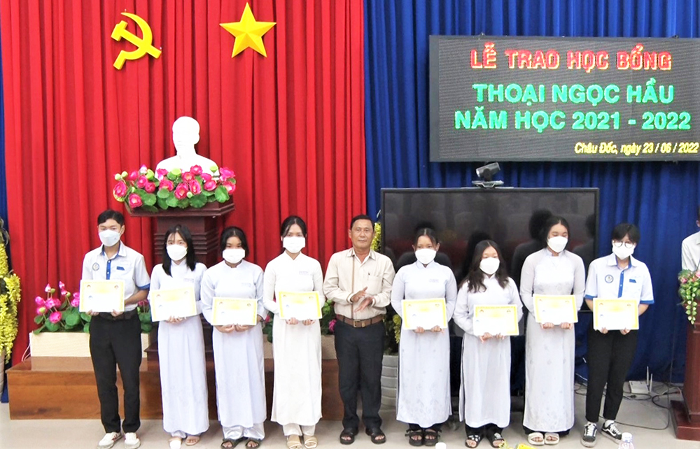 Hội Khuyến học TP. Châu Đốc trao học bổng Thoại Ngọc Hầu năm học 2021-2022