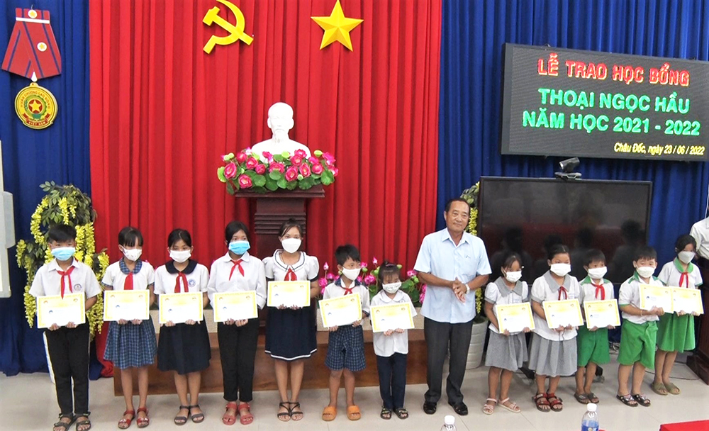 Hội Khuyến học TP. Châu Đốc trao học bổng Thoại Ngọc Hầu năm học 2021-2022