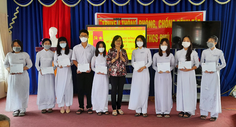 Trao học bổng Xổ số kiến thiết An Giang đợt II cho học sinh vượt khó huyện Phú Tân