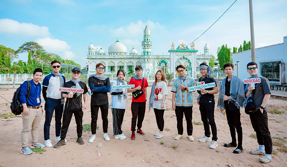 Khai thác du lịch ở làng Chăm Châu Phong