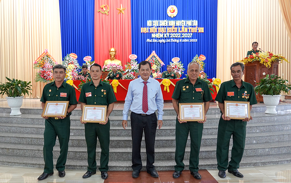 Ông Dương Văn Lũy tái đắc cử chức Chủ tịch Hội Cựu chiến binh huyện Phú Tân nhiệm kỳ 2022-2027