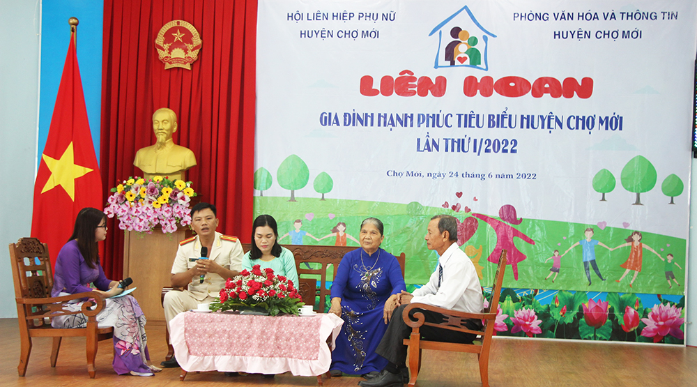 Tôn vinh 37 hộ gia đình hạnh phúc tiêu biểu ở Chợ Mới