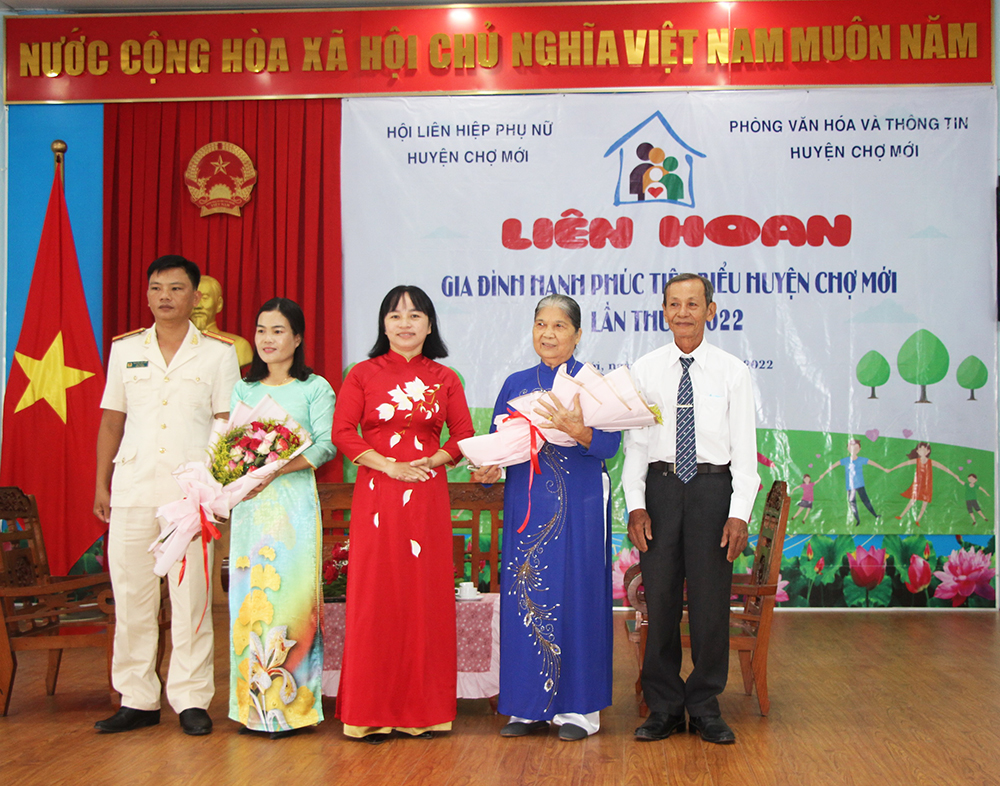 Tôn vinh 37 hộ gia đình hạnh phúc tiêu biểu ở Chợ Mới