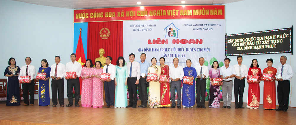 Tôn vinh 37 hộ gia đình hạnh phúc tiêu biểu ở Chợ Mới