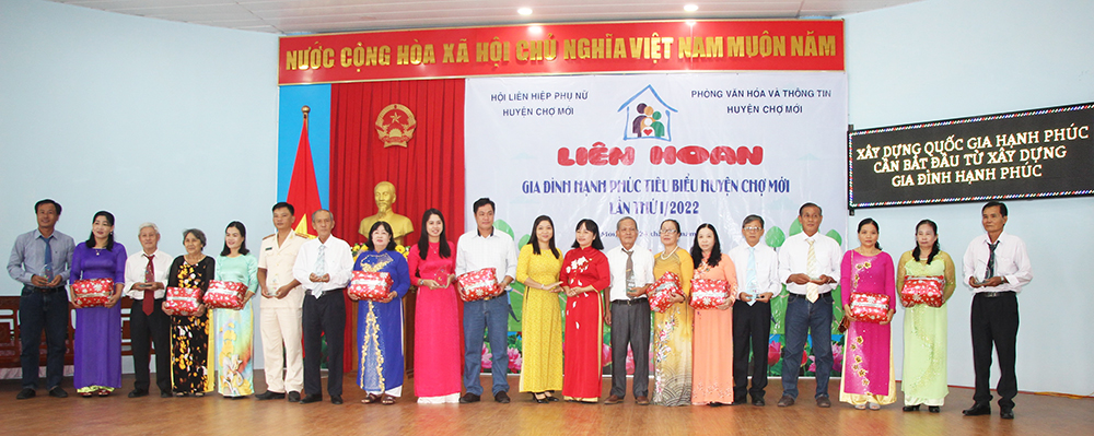 Tôn vinh 37 hộ gia đình hạnh phúc tiêu biểu ở Chợ Mới