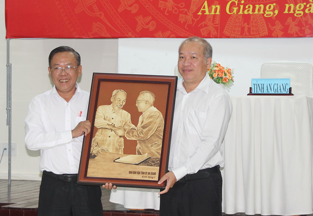 Ban Dân vận Tỉnh ủy An Giang và Ban Dân vận Thành ủy TP. Hồ Chí Minh ký kết phối hợp thực hiện công tác dân vận