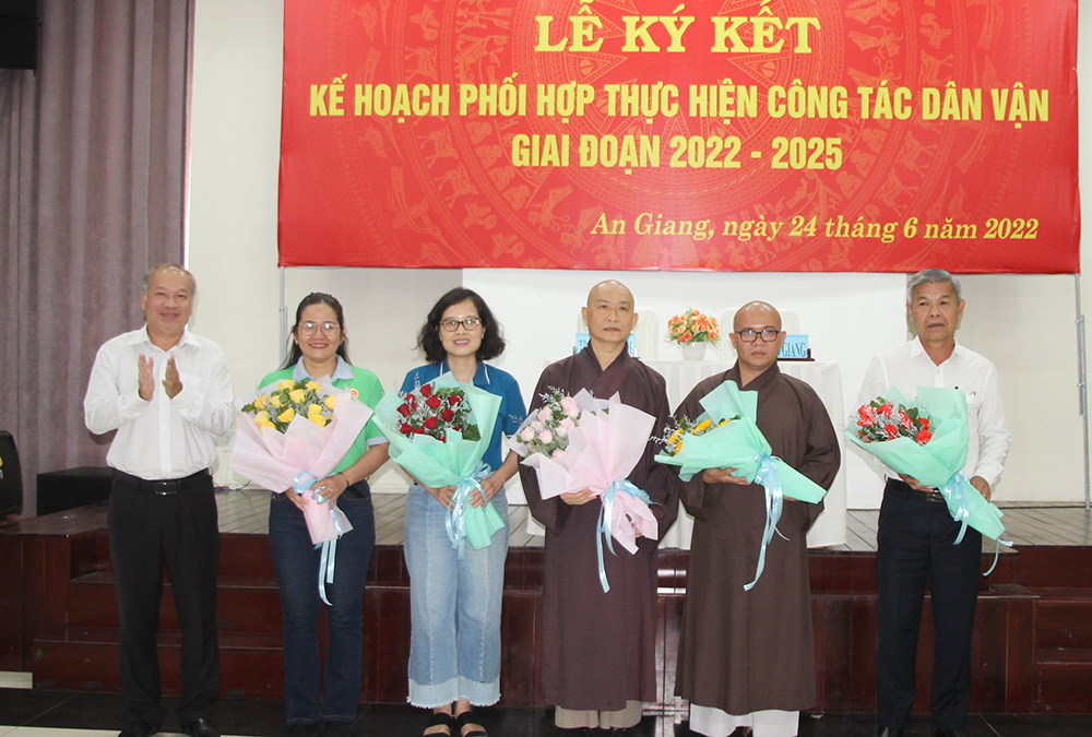 Ban Dân vận Tỉnh ủy An Giang và Ban Dân vận Thành ủy TP. Hồ Chí Minh ký kết phối hợp thực hiện công tác dân vận