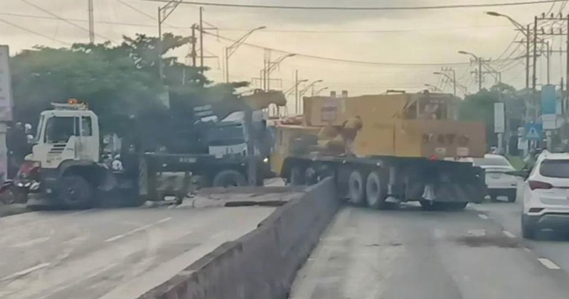 Long An: Xe cứu hộ kéo xe cẩu bất ngờ mất kiểm soát, hất tung dải phân cách