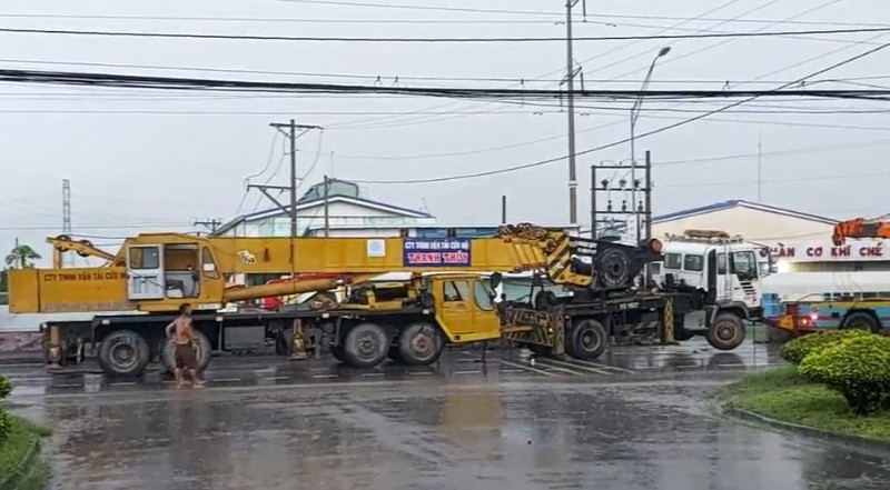 Long An: Xe cứu hộ kéo xe cẩu bất ngờ mất kiểm soát, hất tung dải phân cách