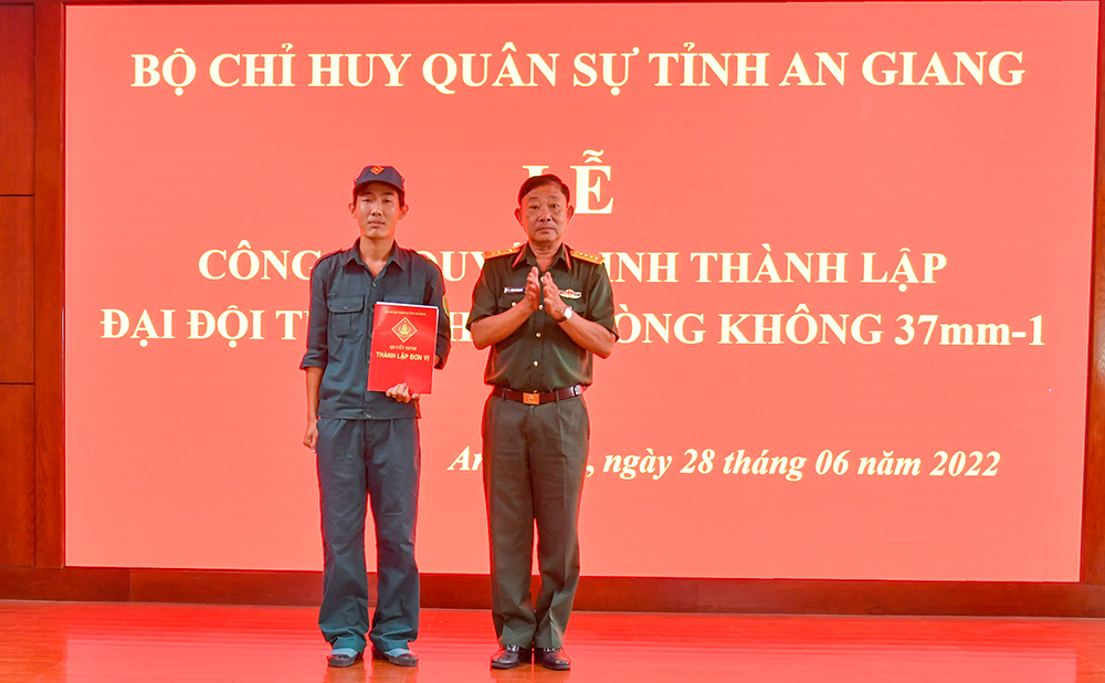 An Giang công bố quyết định thành lập Đại đội tự vệ pháo phòng không 37mm