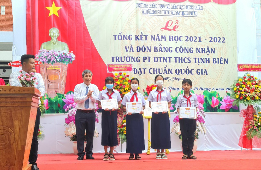 Trường Phổ thông Dân tộc nội trú THCS Tịnh Biên đón Bằng công nhận trường đạt chuẩn quốc gia