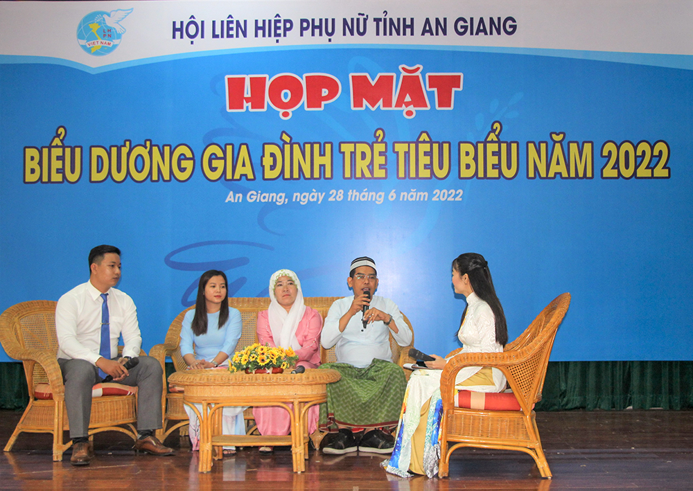 Hội Liên hiệp Phụ nữ An Giang họp mặt biểu dương 50 gia đình trẻ tiêu biểu năm 2022