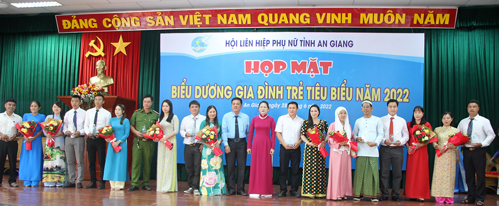 Hội Liên hiệp Phụ nữ An Giang họp mặt biểu dương 50 gia đình trẻ tiêu biểu năm 2022