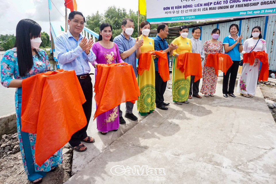 Cà Mau: Trao 25 căn nhà và 4 cây cầu giao thông nông thôn