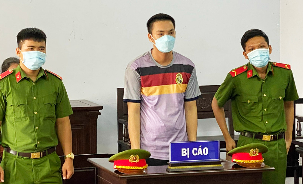 Mượn xe em ruột, chở bạn đi cướp giật