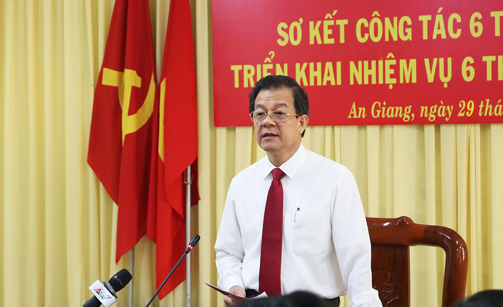 Trao quyết định chuẩn y Phó Bí thư, Ủy viên Ban Thường vụ Đảng ủy Bộ đội Biên phòng An Giang