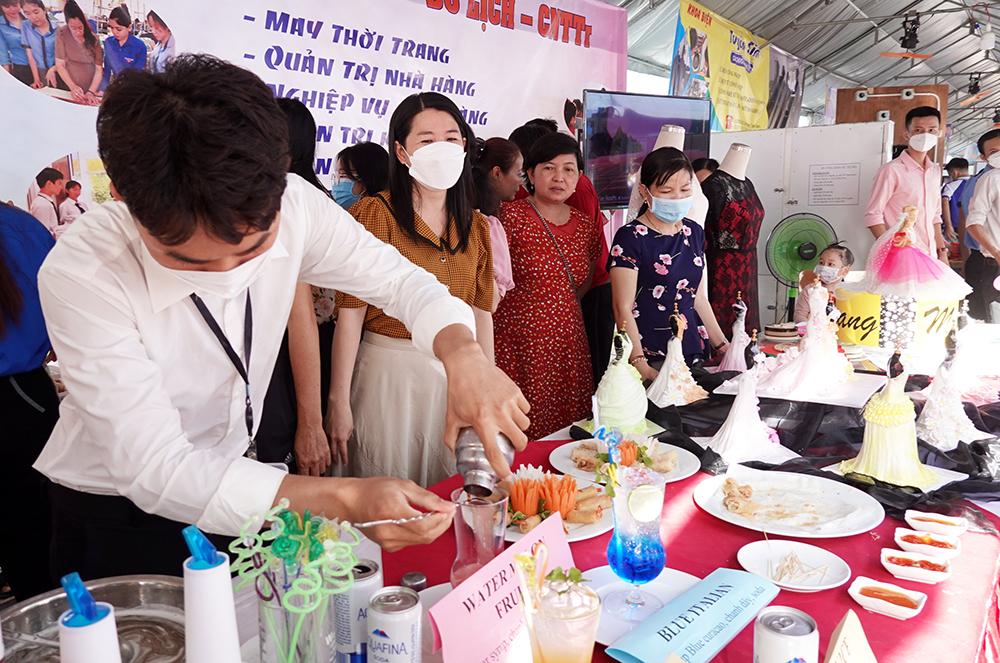 Hơn 1.000 người tham gia Ngày hội tư vấn, hướng nghiệp và tuyển sinh đào tạo nghề tại Trường Cao đẳng Nghề An Giang
