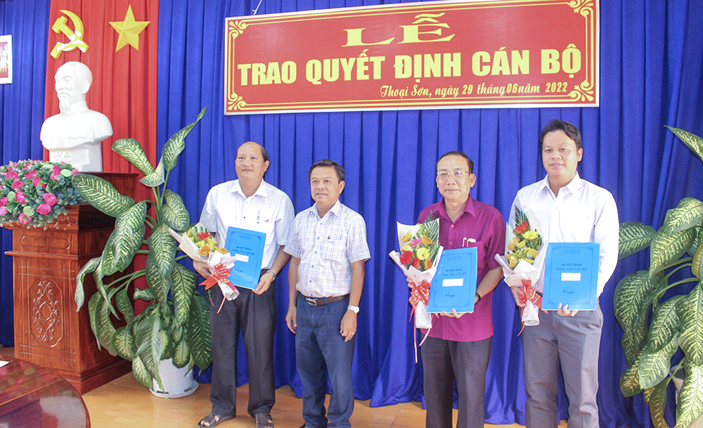 Ban Thường vụ Huyện ủy Thoại Sơn trao quyết định cán bộ