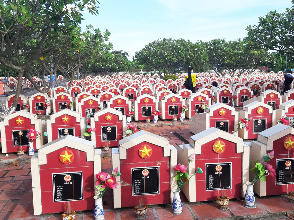 Vệ sinh và thay hoa, lọ hoa ở các phần mộ tại Nghĩa trang Liệt sĩ An Giang