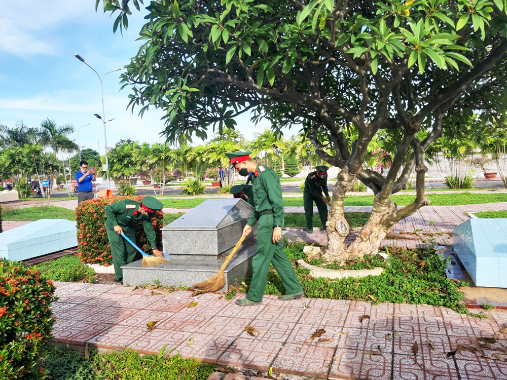 Vệ sinh và thay hoa, lọ hoa ở các phần mộ tại Nghĩa trang Liệt sĩ An Giang