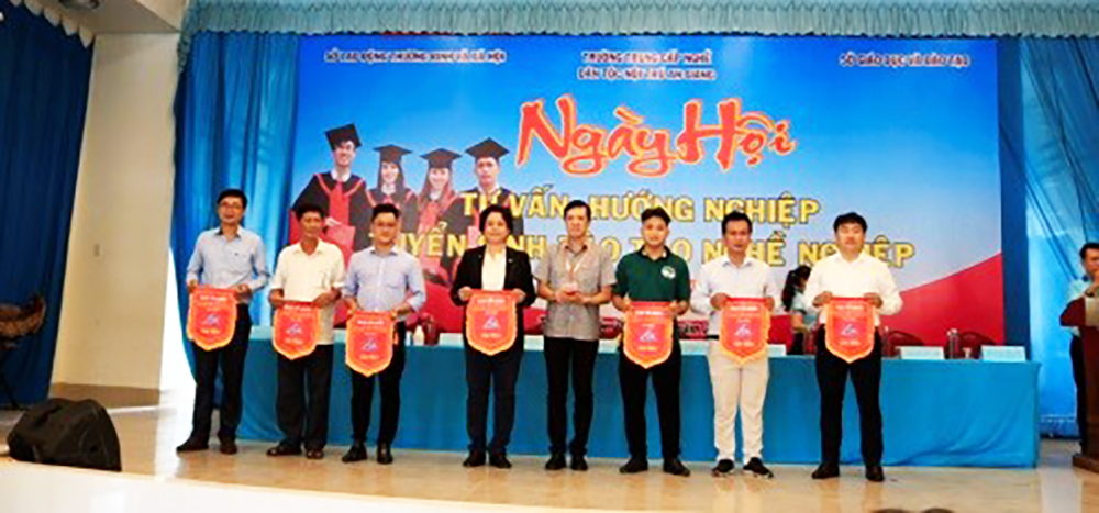 Khoảng 1.000 học sinh tham gia tư vấn, hướng nghiệp, tuyển sinh đào tạo nghề nghiệp năm 2022