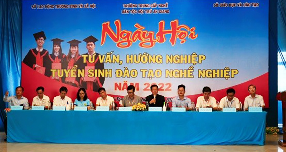 Khoảng 1.000 học sinh tham gia tư vấn, hướng nghiệp, tuyển sinh đào tạo nghề nghiệp năm 2022