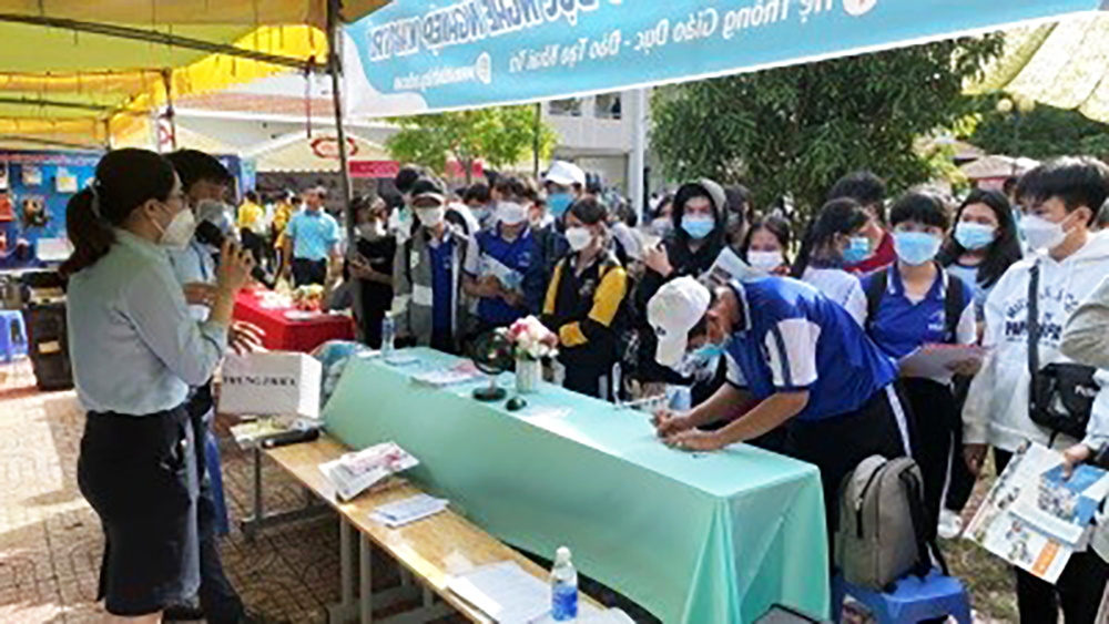 Khoảng 1.000 học sinh tham gia tư vấn, hướng nghiệp, tuyển sinh đào tạo nghề nghiệp năm 2022