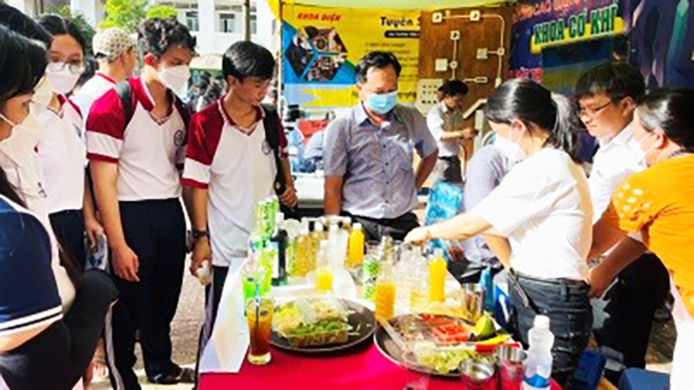 Khoảng 1.000 học sinh tham gia tư vấn, hướng nghiệp, tuyển sinh đào tạo nghề nghiệp năm 2022