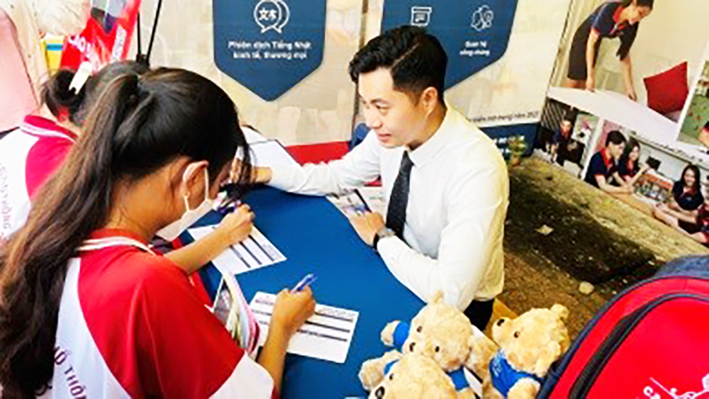 Khoảng 1.000 học sinh tham gia tư vấn, hướng nghiệp, tuyển sinh đào tạo nghề nghiệp năm 2022