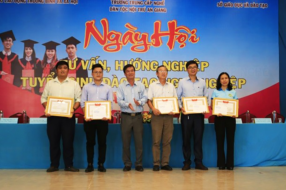 Khoảng 1.000 học sinh tham gia tư vấn, hướng nghiệp, tuyển sinh đào tạo nghề nghiệp năm 2022
