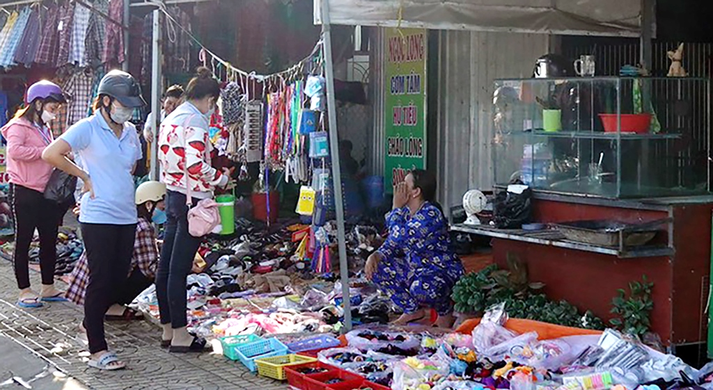 “Nở rộ” các loại hình dịch vụ quanh khu, cụm công nghiệp