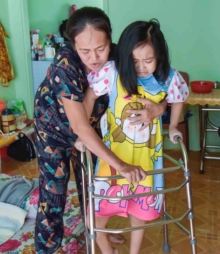 Ban Công tác Xã hội - Từ thiện Báo An Giang trao gần 40 triệu đồng của bạn đọc hỗ trợ bé Tô Thanh Thúy điều trị ung thư xương