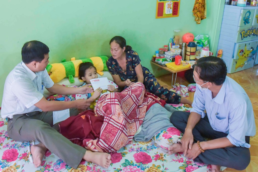 Ban Công tác Xã hội - Từ thiện Báo An Giang trao gần 40 triệu đồng của bạn đọc hỗ trợ bé Tô Thanh Thúy điều trị ung thư xương