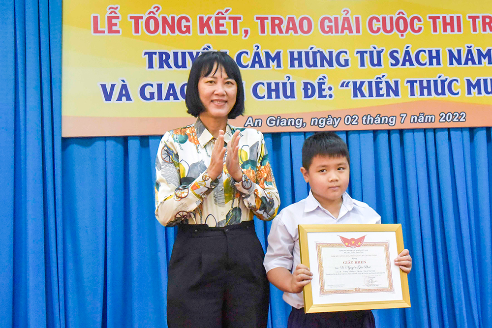 Trao giải Cuộc thi trực tuyến "Truyền cảm hứng từ sách" năm 2022