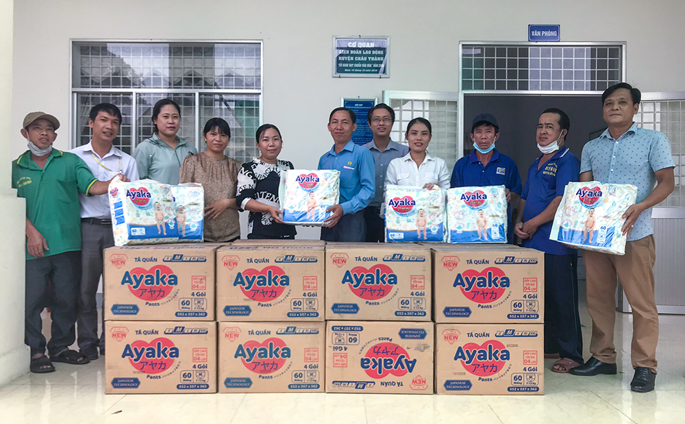 Liên đoàn Lao động tỉnh An Giang tặng quà cho đoàn viên, người lao động có con nhỏ và hoàn cảnh khó khăn