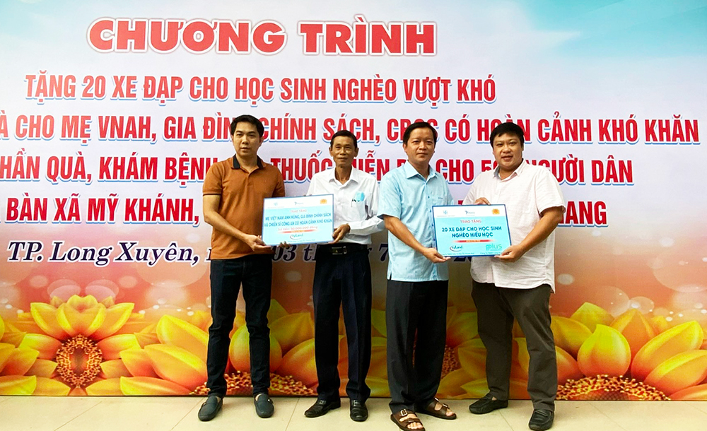 Khám bệnh, cấp thuốc miễn phí, tặng quà học sinh và Mẹ Việt nam Anh hùng trên địa bàn TP. Long Xuyên