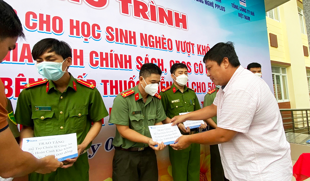 Khám bệnh, cấp thuốc miễn phí, tặng quà học sinh và Mẹ Việt nam Anh hùng trên địa bàn TP. Long Xuyên