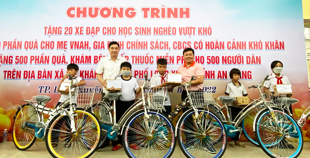 Khám bệnh, cấp thuốc miễn phí, tặng quà học sinh và Mẹ Việt nam Anh hùng trên địa bàn TP. Long Xuyên