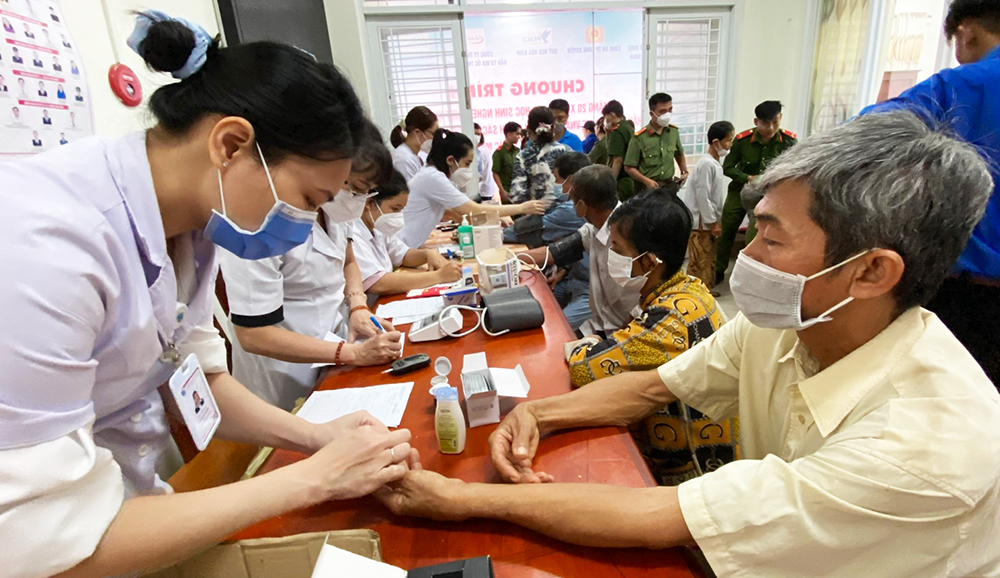 Khám bệnh, cấp thuốc miễn phí, tặng quà học sinh và Mẹ Việt nam Anh hùng trên địa bàn TP. Long Xuyên