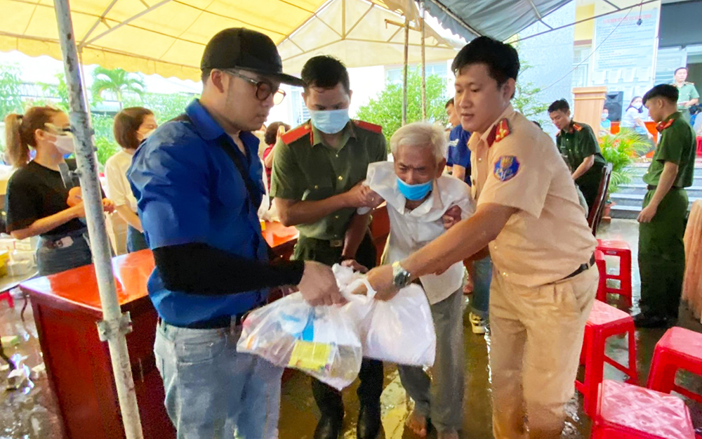 Khám bệnh, cấp thuốc miễn phí, tặng quà học sinh và Mẹ Việt nam Anh hùng trên địa bàn TP. Long Xuyên