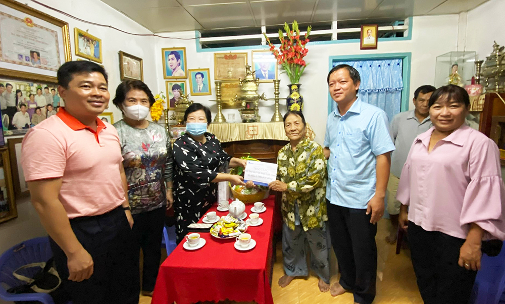 Khám bệnh, cấp thuốc miễn phí, tặng quà học sinh và Mẹ Việt nam Anh hùng trên địa bàn TP. Long Xuyên