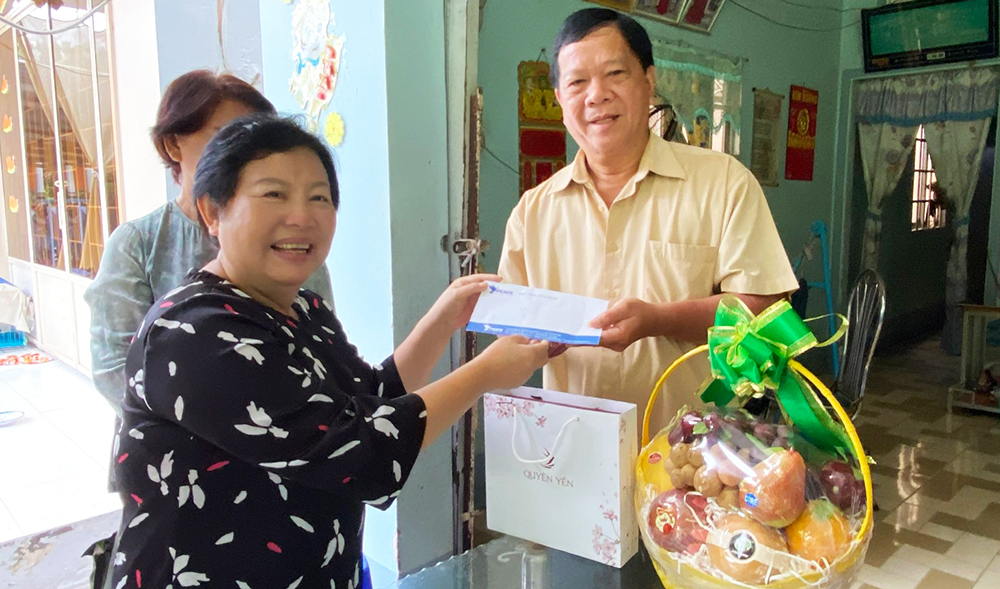 Khám bệnh, cấp thuốc miễn phí, tặng quà học sinh và Mẹ Việt nam Anh hùng trên địa bàn TP. Long Xuyên