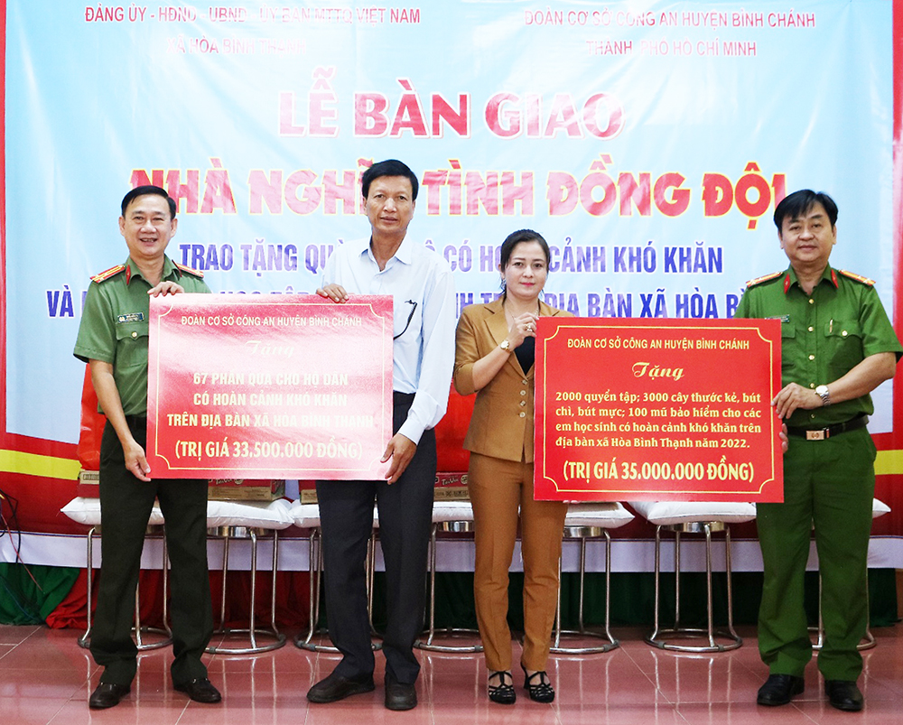 Đoàn cơ sở Công an huyện Bình Chánh tặng nhà Nghĩa tình đồng đội tại huyện Châu Thành