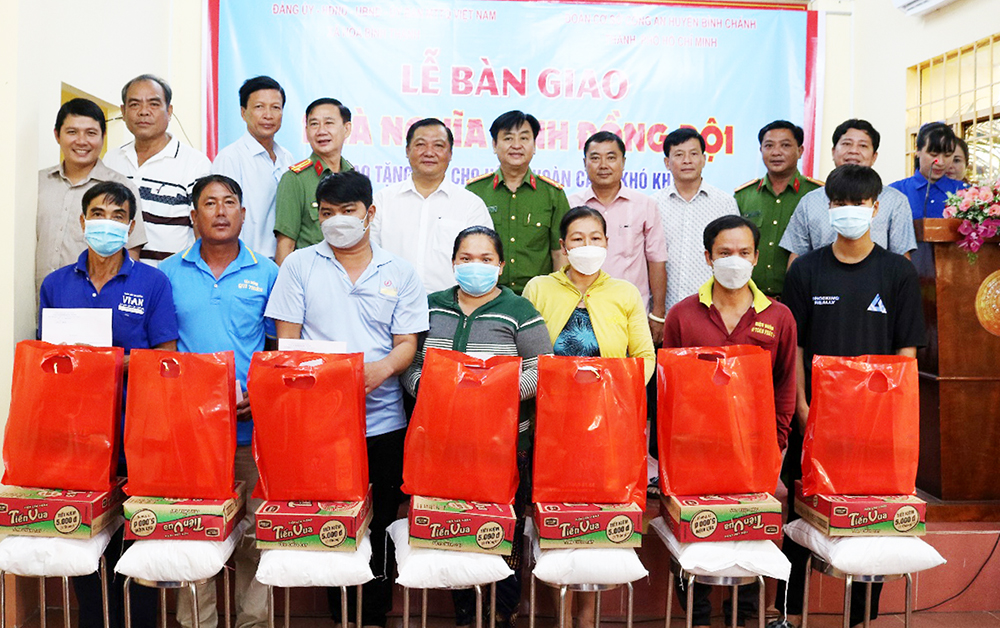 Đoàn cơ sở Công an huyện Bình Chánh tặng nhà Nghĩa tình đồng đội tại huyện Châu Thành